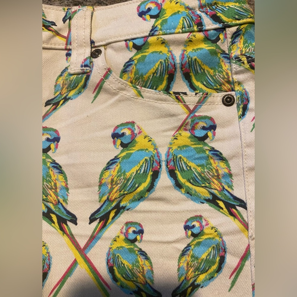 DITTOS MISTY MID RISE SHORTS LOVE BIRTS PRINT Size 29 - Picture 3 of 5